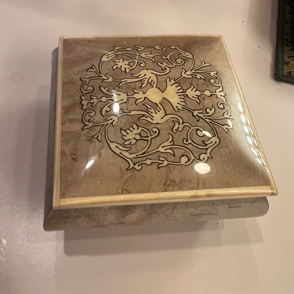 Vintage Mariorita inlaid olive, chestnut,Elegant Decorative Box imported Italy